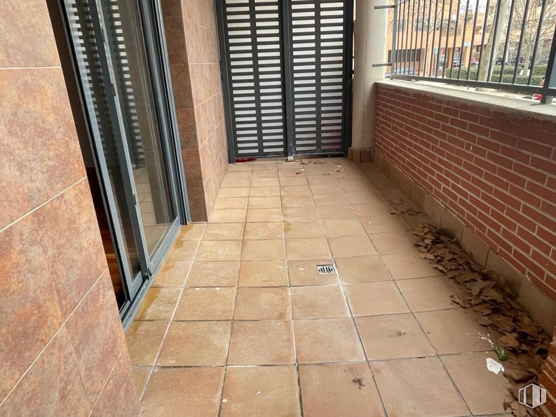 Office for sale at Calle Sabina, Yebes, Guadalajara, 19139 with door, floor, flooring, composite material, brick, tile, building material, tile flooring, brickwork and wood stain around