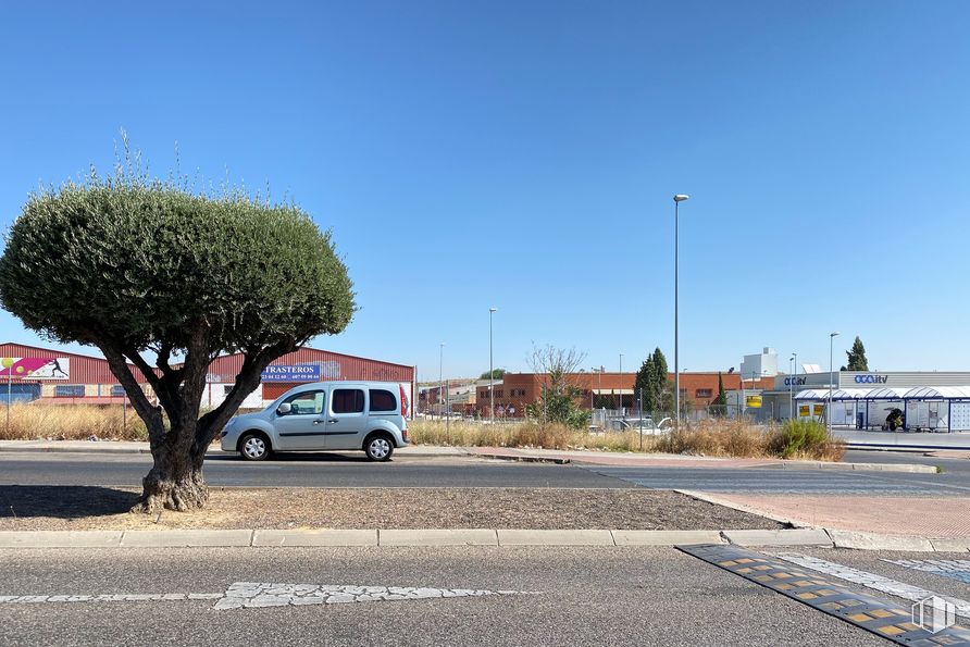 Suelo en alquiler y venta en Avenida Cerro del Rubal, 5, Parla, Madrid, 28983 con coche, cielo, planta, luz de la calle, neumático, rueda, nube, vehículo, superficie de la carretera y árbol alrededor