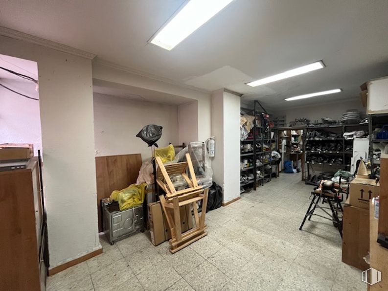 Local en venta en Calle Nuestra Señora del Pilar, Alcalá de Henares, Madrid, 28803 con alumbrado, madera, estantería, suelos, estante, suelo, estantería, madera dura, publicación y techo alrededor