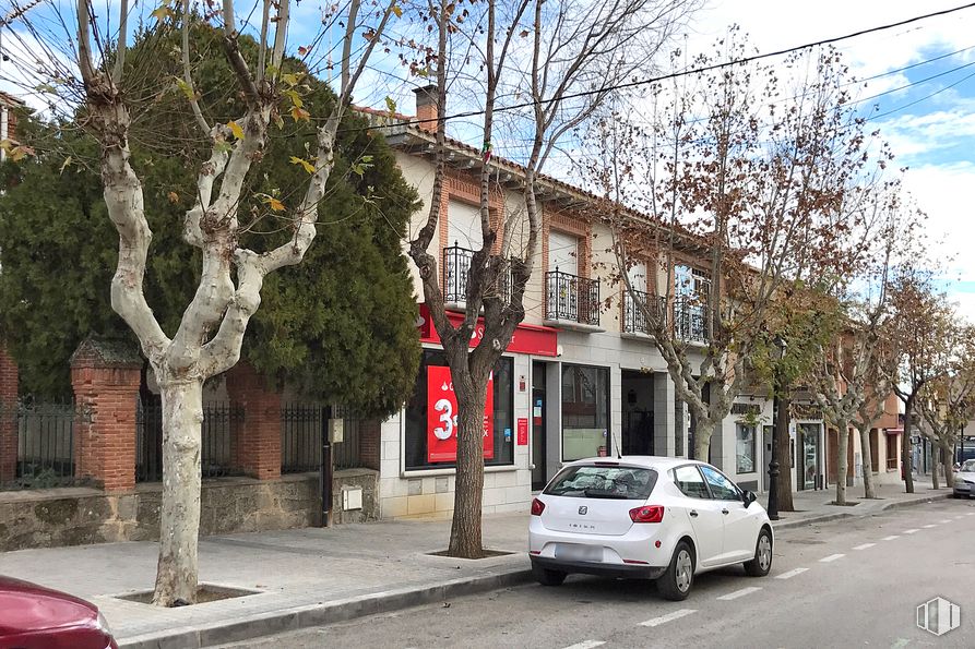 Retail for rent at Paseo Santa Teresa, 6, Navas del Rey, Madrid, 28695 with car, sky, wheel, building, property, photograph, vehicle, window, automotive lighting and infrastructure around