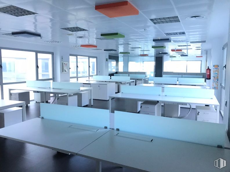 Oficina en alquiler en Calle Sofía, 10, Las Rozas de Madrid, Madrid, 28230 con mesa, edificio, accesorio, diseño de interiores, ventana, pavimentos, piso, propiedad material, vidrio y techo alrededor