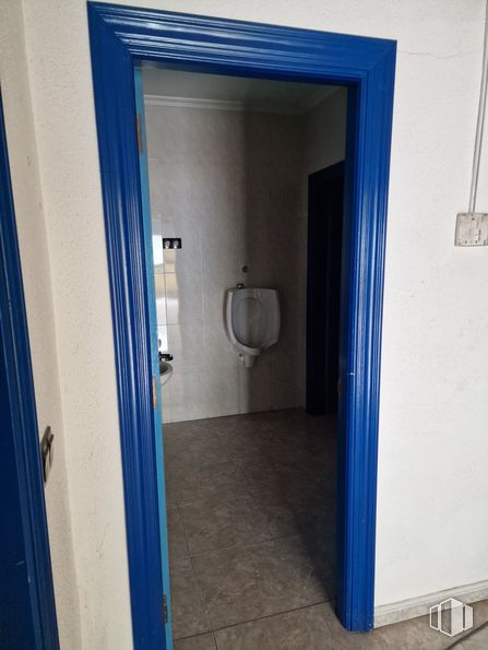 Nave en alquiler y venta en Avenida Naciones, Illescas, Toledo, 45200 con espejo, edificio, azul, accesorio, madera, asa, puerta, piso, pavimento y baño alrededor