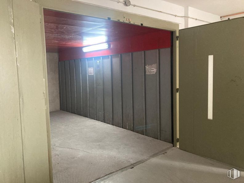 Industrial for rent at Zona Simancas, San Blas - Canillejas, Madrid, 28037 with fixture, flooring, floor, building, composite material, tints and shades, ceiling, aluminium, metal and electric blue around