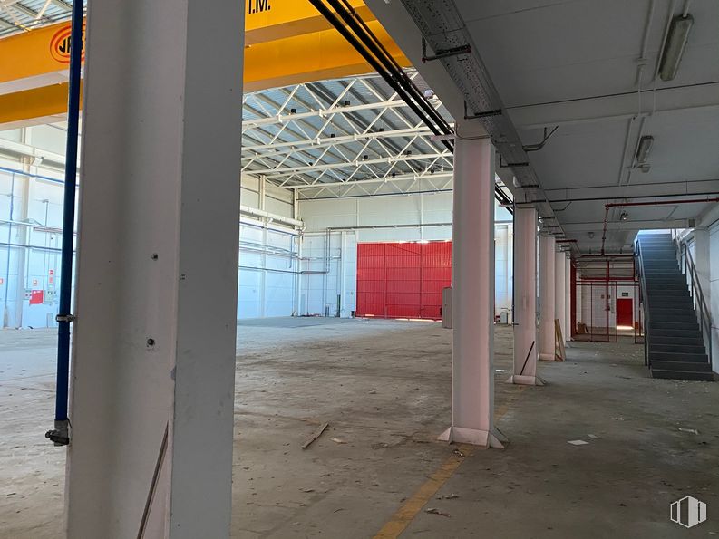 Nave en alquiler y venta en Zona Industrial Arganda, Arganda del Rey, Madrid, 28500 con accesorio, madera, sombra, casa, edificio, gas, pasillo, viga, aparcamiento y suelo alrededor