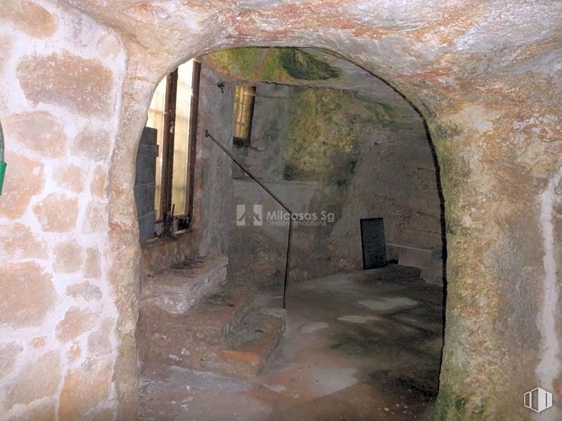 Retail for sale at Zona Centro, Sepúlveda, Segovia, 40300 with mirror, building, fixture, brick, tunnel, arch, stone wall, house, crypt and window around