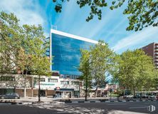 Office for rent at Calle Príncipe de Vergara, 132, Chamartín, Madrid, 28002 with building, sky, cloud, daytime, tree, architecture, urban design, road surface, wheel and vehicle around