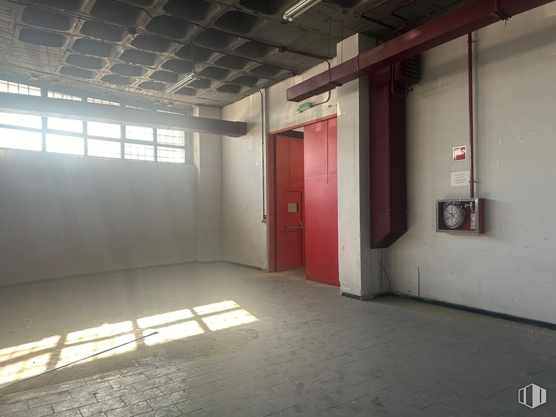 Nave en venta en Edificio Indubuilding Goico, Calle Vía de los Poblados, 17, Hortaleza, Madrid, 28033 con puerta, ventana, rojo, suelos, suelo, techo, material compuesto, metal, hormigón y material de construcción alrededor