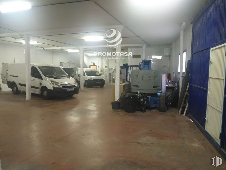 Nave en alquiler y venta en Zona industrial, Rivas-Vaciamadrid, Madrid, 28529 con equipaje y bolsos, camioneta, neumático, luz de estacionamiento, rueda, vehículo, vehículo de motor, iluminación del automóvil, neumático de automoción y coche alrededor