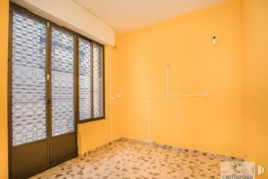 Retail for rent at Plaza San Francisco, 1, Ávila, 05005 with window, building, fixture, wood, interior design, yellow, shade, floor, door and flooring around