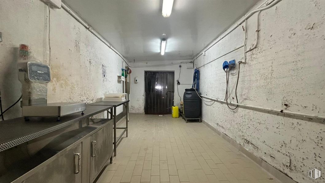 Industrial for sale at Polígono industrial San José de Valderas, Leganés, Madrid, 28917 with door, cabinetry, flooring, ceiling, floor, lighting, light fixture, fluorescent lamp, steel and basement around