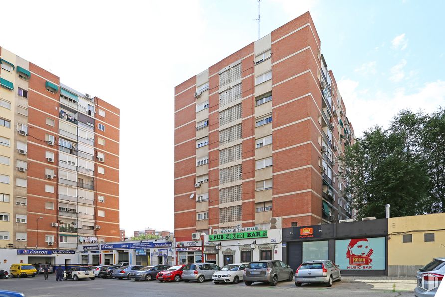 Retail for rent at Calle Ginzo de Limia, Fuencarral - El Pardo, Madrid, 28029 with building, car, sky, cloud, vehicle, wheel, infrastructure, window, condominium and urban design around