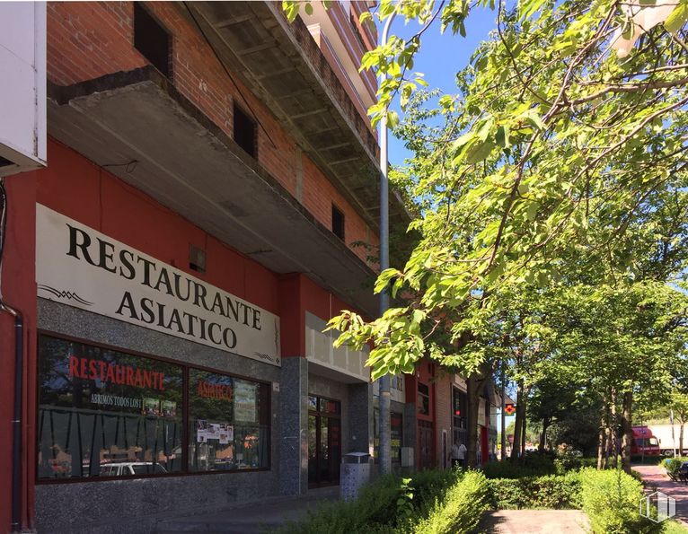 Retail for sale at Avenida Madrid, 2, Talavera de la Reina, Toledo, 45600 with building, plant, tree, architecture, road surface, urban design, sidewalk, residential area, shade and real estate around