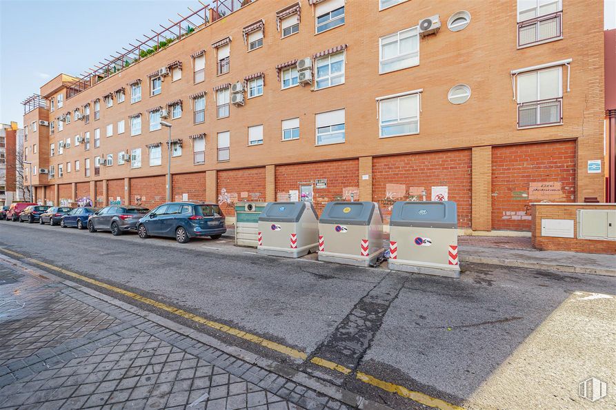 Local en alquiler y venta en El Restón, Valdemoro, Madrid, 28341 con coche, edificio, ventana, cielo, superficie de la carretera, vehículo, asfalto, casa, ladrillo y diseño urbano alrededor