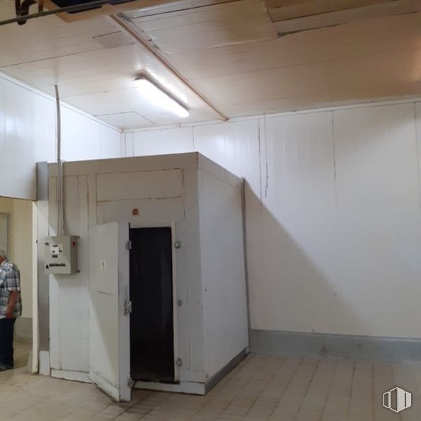 Industrial for sale at Avenida Fuenlabrada, Humanes de Madrid, Madrid, 28970 with person, door, wood, fixture, flooring, gas, ceiling, hardwood, hall and machine around