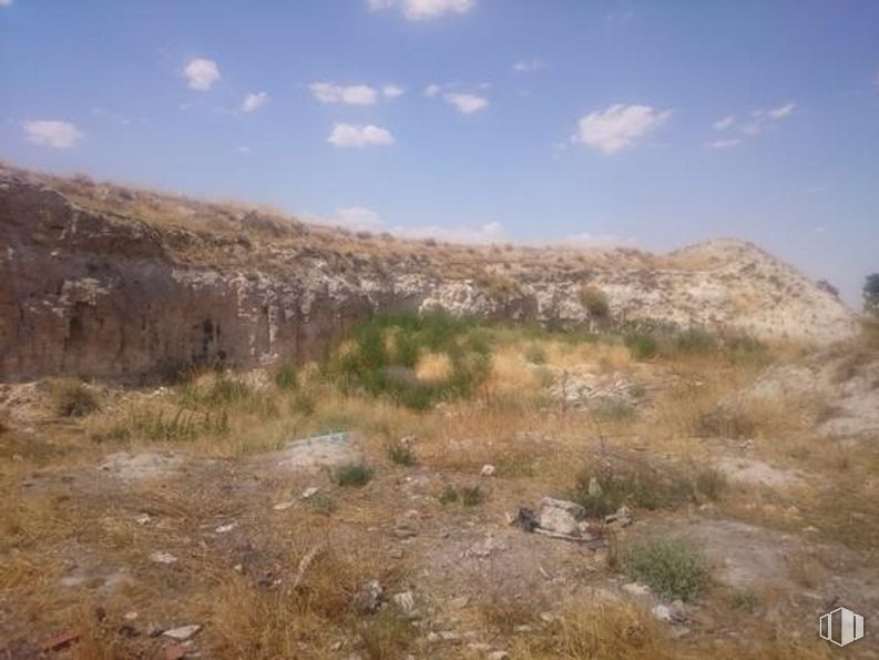 Land for sale at Calle Real de la Guardia, El Romeral, Toledo, 45760 with cloud, sky, plant, natural landscape, mountain, bedrock, terrain, grassland, formation and grass around