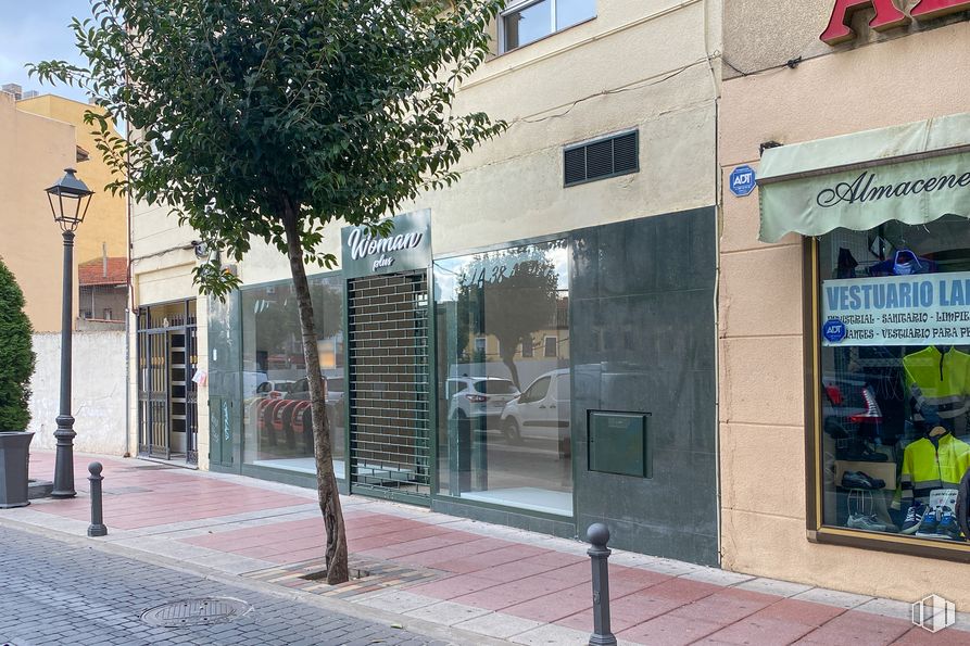 Retail for sale at Calle Pesquera, 28, Torrejón de Ardoz, Madrid, 28850 with person, window, building, tree, road surface, neighbourhood, plant, urban design, sidewalk and facade around