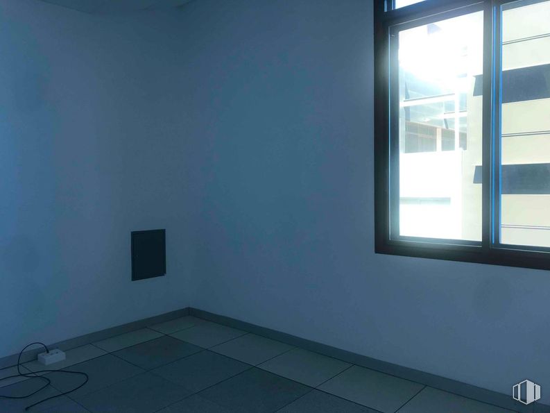 Nave en alquiler en Zona Fuencarral - El Pardo, Fuencarral - El Pardo, Madrid, 28034 con ventana, accesorio, madera, suelo, suelos, rectángulo, sombra, propiedad material, edificio y madera dura alrededor