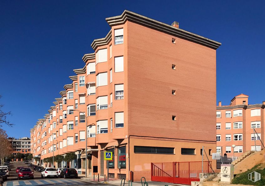 Local en alquiler en Calle Dinamarca, Toledo, 45005 con edificio, cielo, ventana, infraestructura, bloque de torre, condominio, madera, diseño urbano, casa y ladrillo alrededor