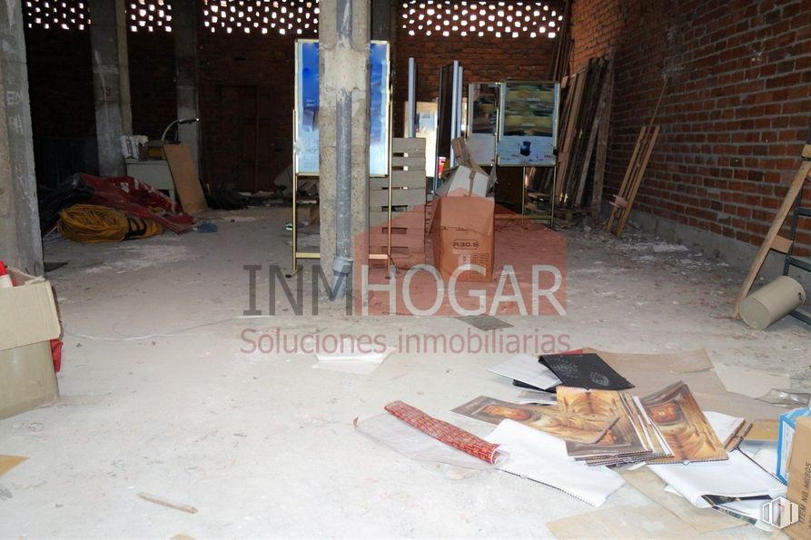 Retail for sale at Zona San Antonio, Ávila, 05005 with property, wood, flooring, architecture, floor, public space, building material, hardwood, gas and room around