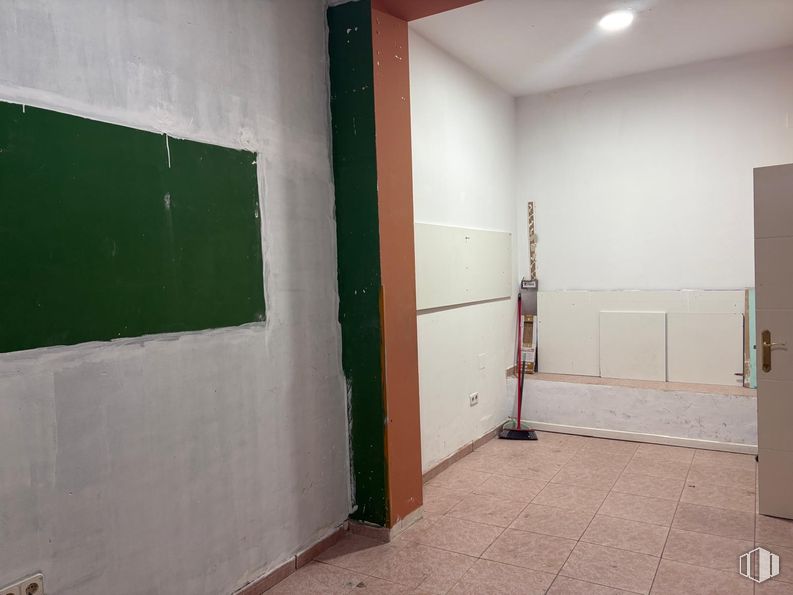 Local en alquiler y venta en Zona El Cigarral, Algete, Madrid, 28110 con pared, suelos, suelo, techo, material compuesto, habitación, pintura, tinte para madera, madera dura y material de construcción alrededor