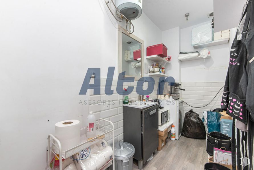 Local en alquiler y venta en Calle Fray Luis De León, Arganzuela, Madrid, 28012 con toalla de papel, papel higienico, bolsa, suelos, suelo, habitación, ebanistería, azulejo, limpieza y aluminio alrededor