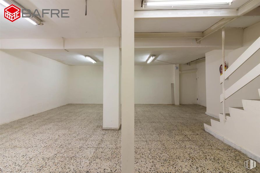 Retail for rent at Calle Antonio Salvador, Usera, Madrid, 28026 with flooring, floor, ceiling, composite material, concrete, hall, tile flooring, daylighting, plaster and basement around