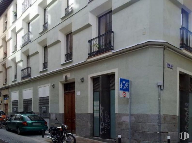 Local en venta en Calle San Pedro, Centro, Madrid, 28014 con coche, motocicleta, ventana, puerta, neumático, rueda, vehículo terrestre, luz de estacionamiento automotriz, vehículo y propiedad alrededor