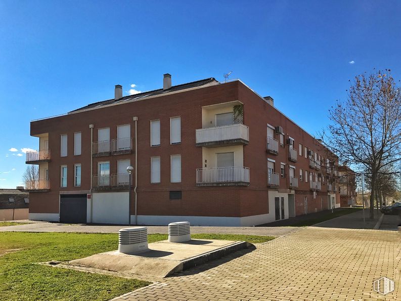 Retail for sale at Avenida Europa, 11, Illescas, Toledo, 45200 with building, sky, daytime, window, plant, land lot, urban design, house, tree and neighbourhood around