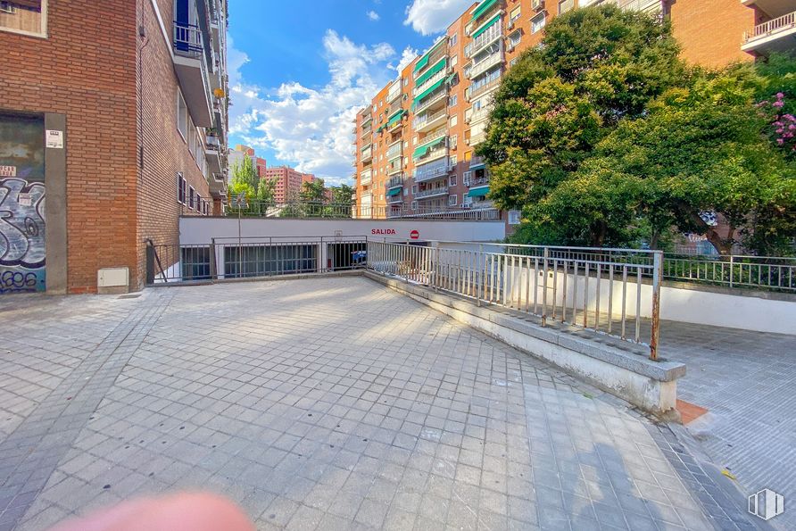 Local en venta en Avenida de Baviera, 5, Salamanca, Madrid, 28028 con edificio, cielo, día, nube, planta, superficie de carretera, árbol, diseño urbano, asfalto y condominio alrededor