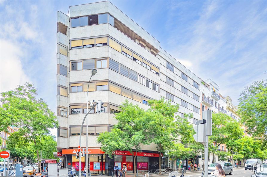 Oficina en alquiler y venta en Calle Ferraz, 50, Moncloa - Aravaca, Madrid, 28008 con edificio, cielo, nube, rueda, ventana, árbol, bloque de pisos, diseño urbano, condominio y barrio alrededor