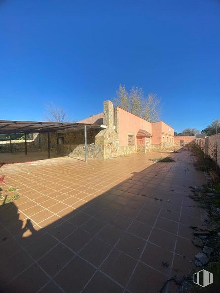 Retail for sale at Avenida Playa de Escalona, Escalona, Toledo, 45910 with sky, road surface, plant, asphalt, brick, flooring, brickwork, landscape, urban design and tints and shades around