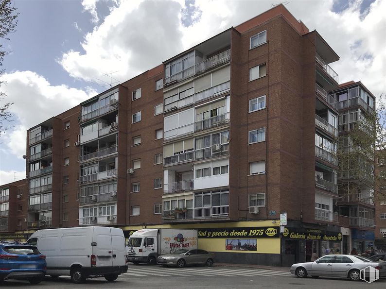 Local en alquiler y venta en Calle Miguel de Moncada, 5, Alcalá de Henares, Madrid, 28804 con coche, camioneta, edificio, nube, rueda, neumático, cielo, durante el día, propiedad y ventana alrededor