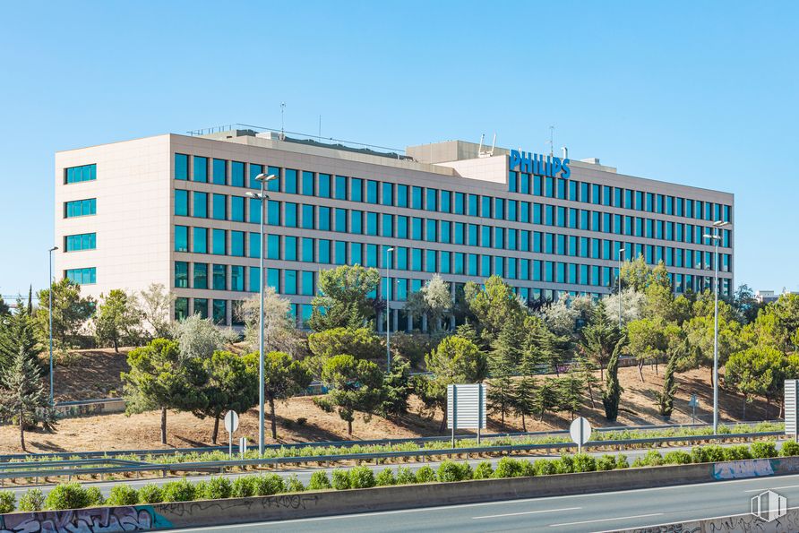 Oficina en alquiler en Calle María de Portugal, 3 - 5, Hortaleza, Madrid, 28050 con edificio, cielo, planta, ventana, árbol, bloque de torres, diseño urbano, condominio, barrio y zona residencial alrededor