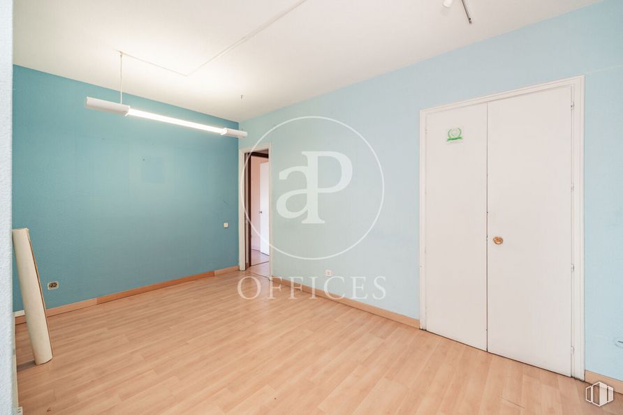 Oficina en alquiler en Paseo Castellana, Chamartín, Madrid, 28046 con armario, alumbrado, accesorio, edificio, pintura, madera, puerta, hall, suelos y suelo alrededor