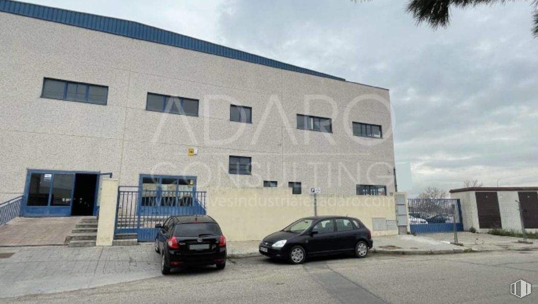 Nave en venta en Zona industrial, Móstoles, Madrid, 28938 con coche, ventana, edificio, luz de estacionamiento, edificio comercial, coche familiar, aparcamiento, luces traseras y de freno, vehículo de lujo y aparcamiento alrededor