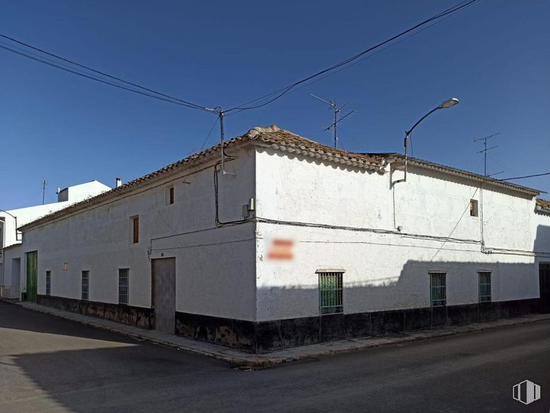 Land for sale at Calle Vistillas, Las Pedroñeras, Cuenca, 16660 with building, sky, electricity, slope, road surface, asphalt, composite material, facade, wood and overhead power line around