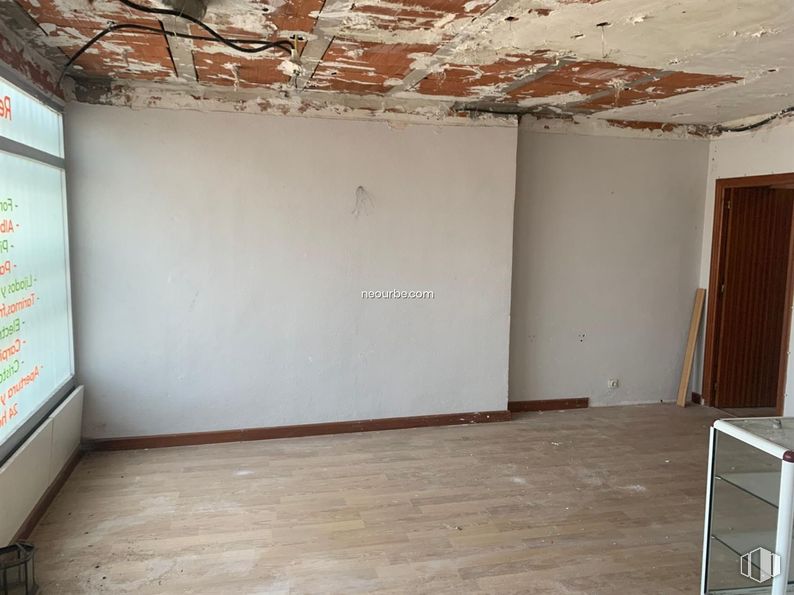 Retail for sale at Calle Agustín Rodríguez Sahagun, Ávila, 05003 with door, building, wood, floor, flooring, house, wall, hall, hardwood and shade around