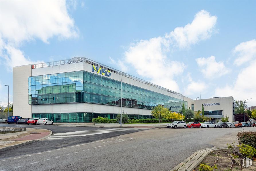 Oficina en alquiler en Ronda Poniente, 3, Tres Cantos, Madrid, 28760 con edificio, nube, cielo, coche, planta, rueda, casa, diseño urbano, fachada y edificio comercial alrededor