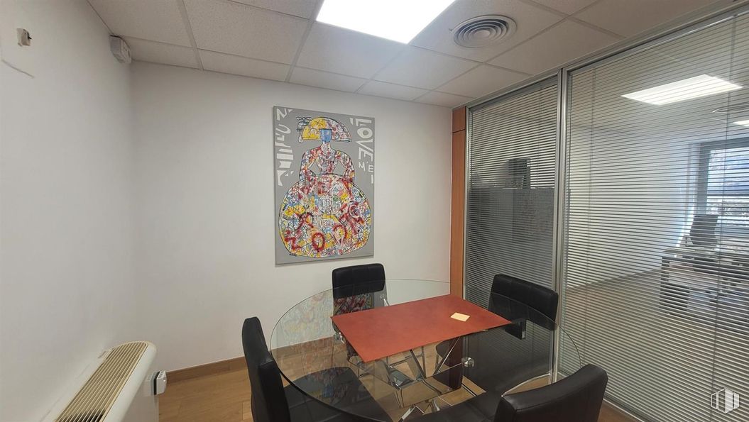 Office for rent at Calle San Bernardo, 123, Chamberí, Madrid, 28015 with table, chair, light fixture, lighting, furniture, interior design, wall, flooring, floor and ceiling around