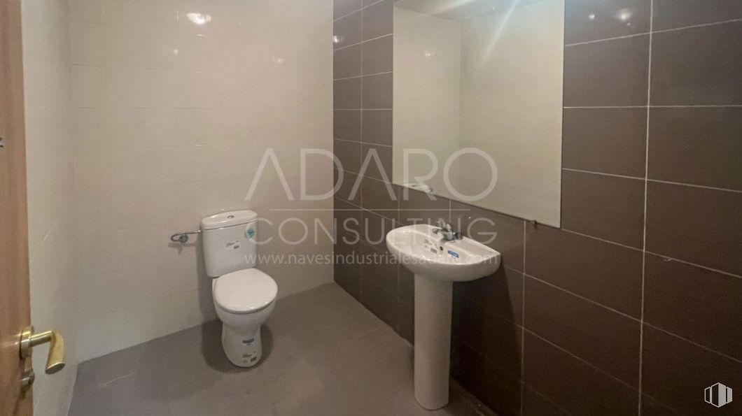 Industrial for sale at Avenida Técnica, Azuqueca de Henares, Guadalajara, 19200 with sink, toilet, property, plumbing fixture, bathroom, tap, fixture, fluid, wood and interior design around