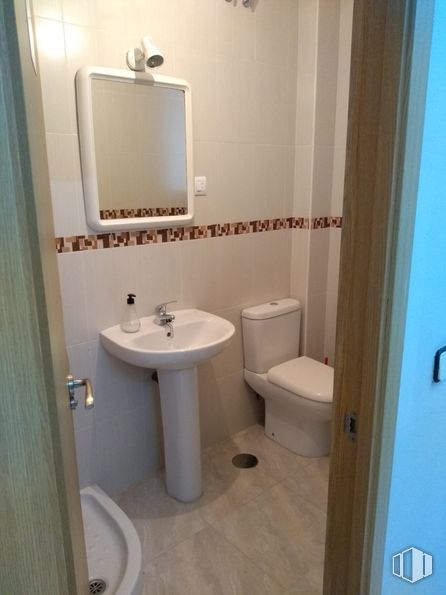 Local en alquiler en Calle Alfonso XII, Móstoles, Madrid, 28934 con inodoro, fregadero, espejo, accesorios de fontanería, cuarto de baño, lavabo, asiento del inodoro, suelos, suelo y fontanería alrededor