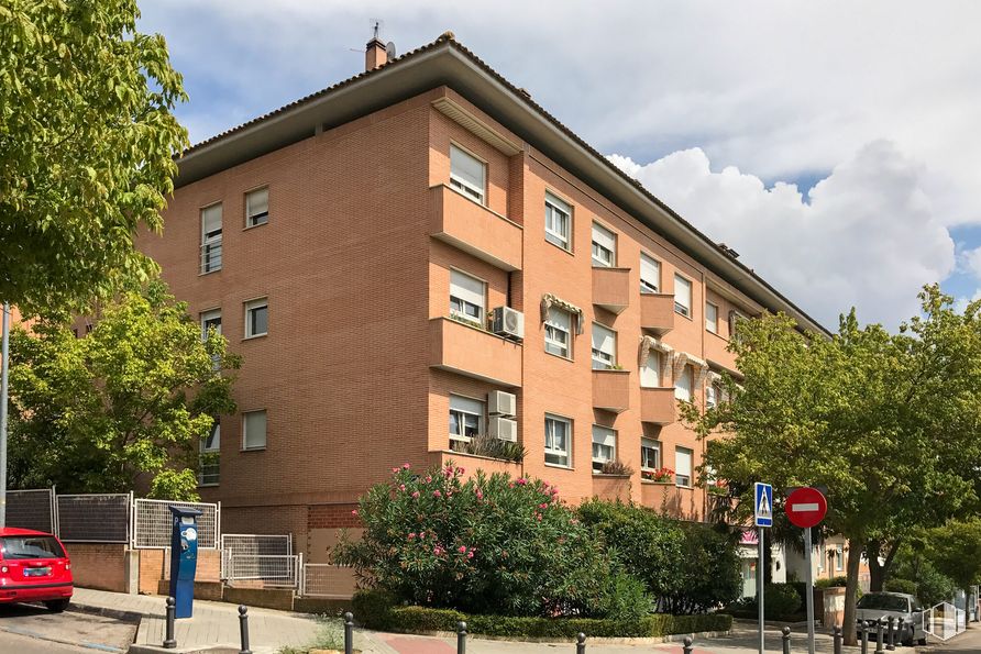 Local en venta en Calle de los Mártires, Boadilla del Monte, Madrid, 28660 con edificio, coche, cielo, nube, planta, ventana, árbol, diseño urbano, casa y vehículo alrededor