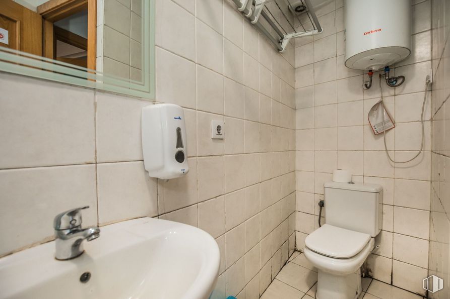 Retail for sale at Calle Manuel Gómez Moreno, Ávila, 05003 with toilet, tap, sink, window, plumbing fixture, property, bathroom sink, white, building and bathroom around