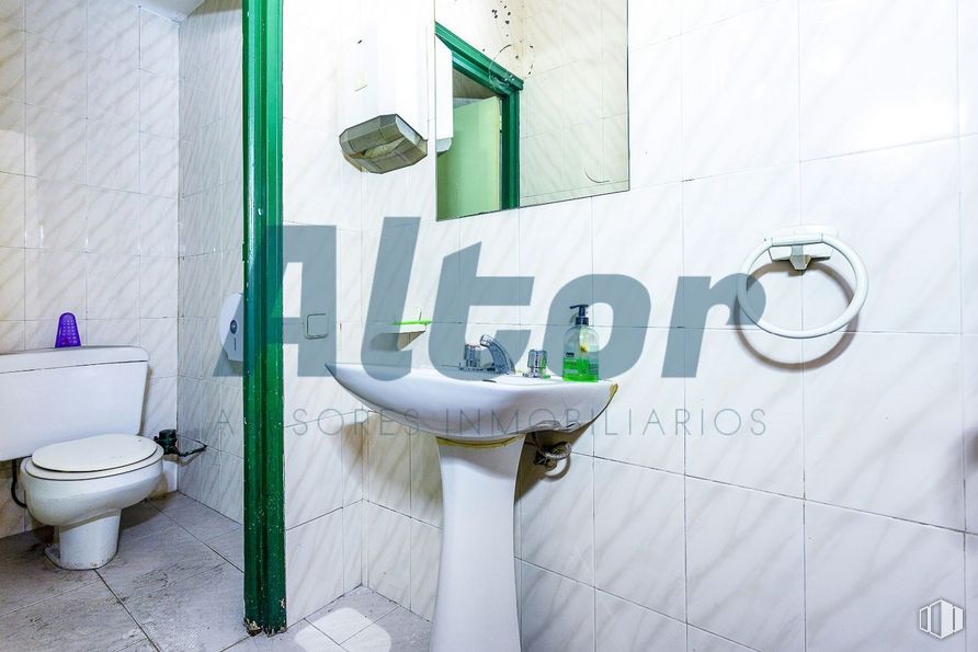 Local en venta en Calle Marqués Urquijo, Moncloa - Aravaca, Madrid, 28008 con inodoro, fregadero, blanco, verde, azul, accesorio de plomería, azur, baño, púrpura y diseño de interiores alrededor