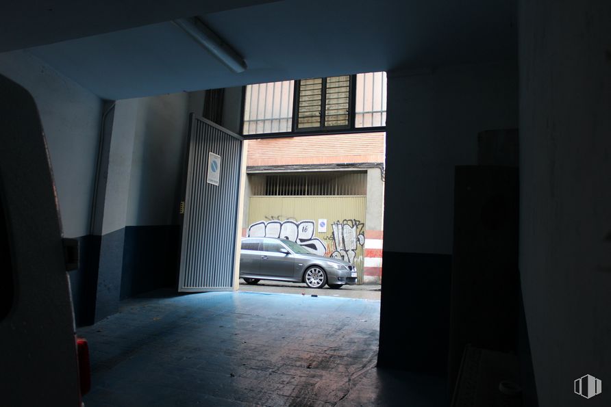 Local en venta en Zona Comillas, Carabanchel, Madrid, 28019 con coche, ventana, luz de estacionamiento automotriz, neumático, vehículo, rueda, iluminación automotriz, diseño automotriz, edificio y puerta del vehículo alrededor