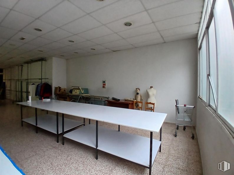 Retail for rent at Plaza Santa Lucía, Talavera de la Reina, Toledo, 45600 with desk, table, hall, interior design, wood, flooring, floor, ceiling, fixture and building around