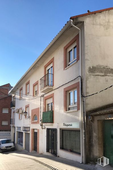 Retail for sale & for rent at Calle Doctor Romero, 5, San Martín de Valdeiglesias, Madrid, 28680 with window, car, house, door, building, sky, property, urban design, residential area and neighbourhood around