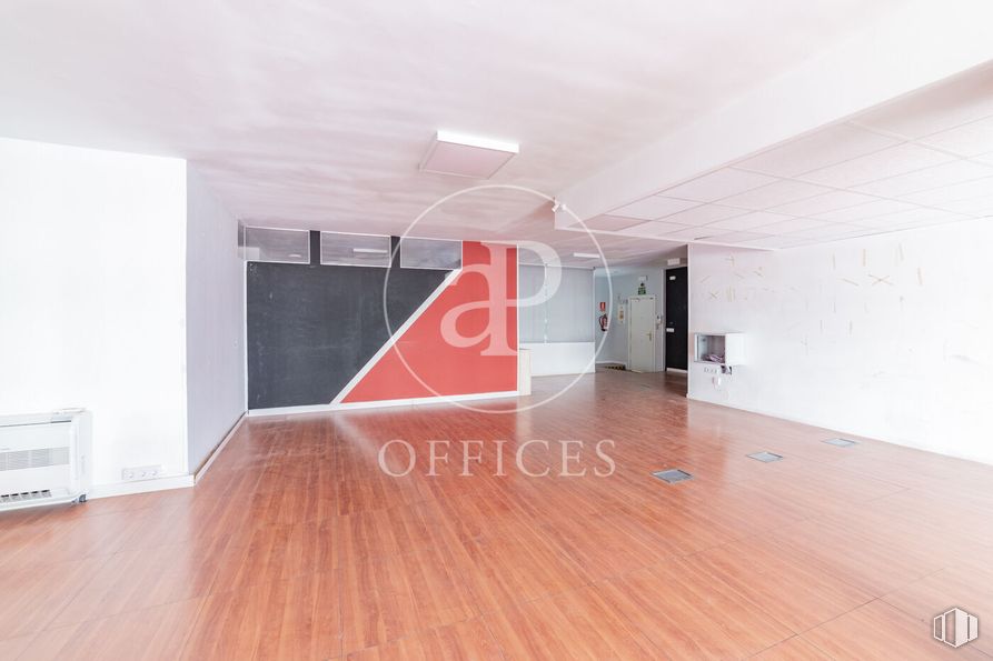 Oficina en alquiler en Calle San Germán, Tetuán, Madrid, 28020 con lámpara, alumbrado, madera, interiorismo, edificio, suelos, hall, suelo, accesorio y tinte para madera alrededor