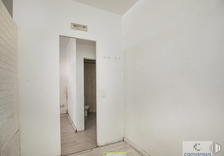 Local en alquiler en Avenida Portugal, Ávila, 05001 con edificio, accesorio, madera, puerta, asa, suelos, puerta de casa, casa, pintura y madera dura alrededor