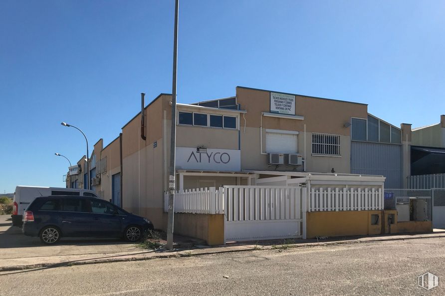 Nave en venta en Calle Herreros, 4, Velilla de San Antonio, Madrid, 28891 con coche, edificio, cielo, luz de estacionamiento automotriz, luz de la calle, rueda, neumático, vehículo, asfalto y ventana alrededor